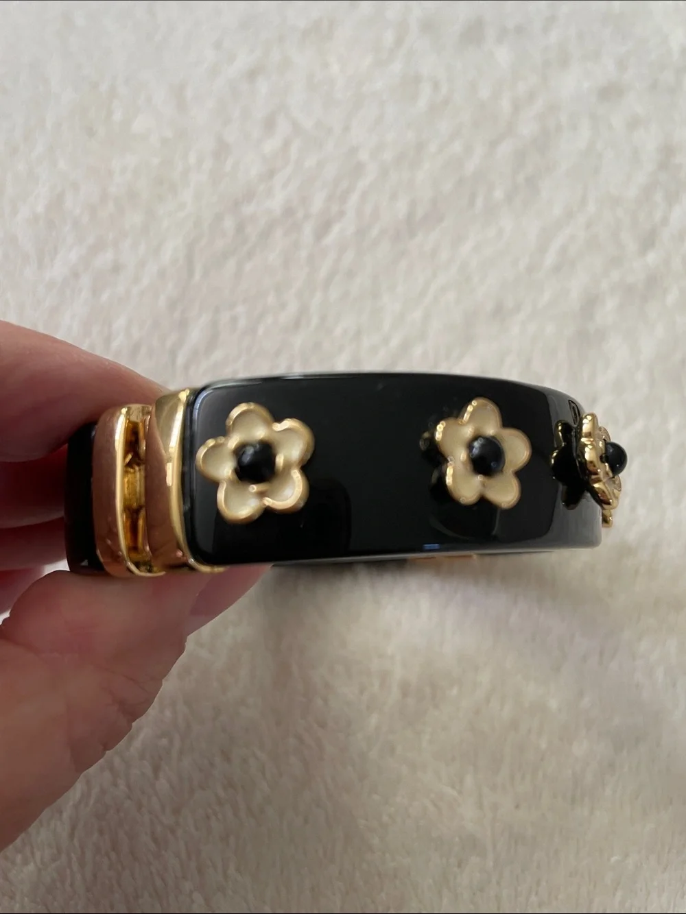 Kate Spade magnetic hinged daisy bracelet and matching earrings - Picture 6 of 9